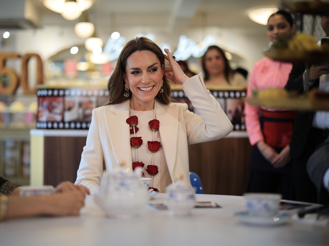 Prinzessin Kate sitzt bei der Aakash Odedra Company während ihres Leicester-Besuchs zur Würdigung der britisch-indischen Community.