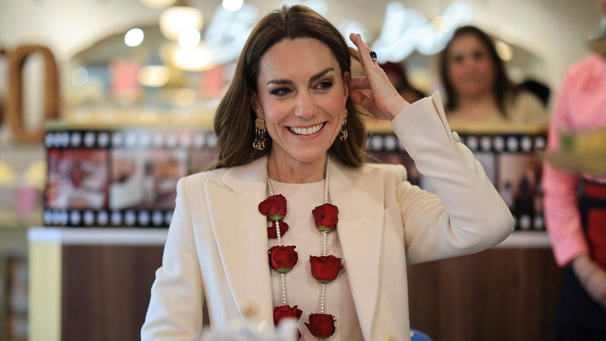 Prinzessin Kate sitzt bei der Aakash Odedra Company während ihres Leicester-Besuchs zur Würdigung der britisch-indischen Community.