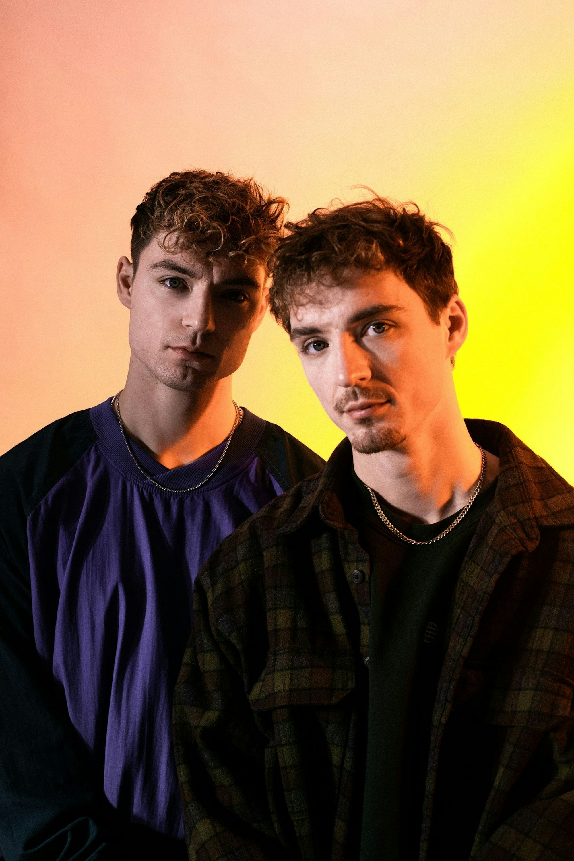 Mit „VIER AUGEN“ veröffentlichen die Brüder Heiko (links) und Roman Lochmann ihr drittes Studioalbum. Musikalisch bleibt sich HE/RO treu, doch lyrisch zeigen sich die Zwillingsbrüder aus Darmstadt etwas kantiger als zuvor. (Bild: Maxi Karcher)