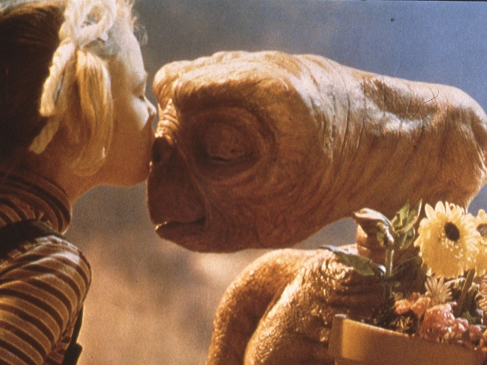 Eine der schönsten Abschiedsszenen der Filmgeschichte: Als „E.T.“ in die Heimat zurück will, drückt Drew Barrymore ihm einen Schmatzer auf die Aliennase - und jedem, der kein Herz aus Stein hat, kräftig auf die Tränendrüse. Was wurde aus ihr und den anderen Darstellern des Klassikers? (Bild: Universal)