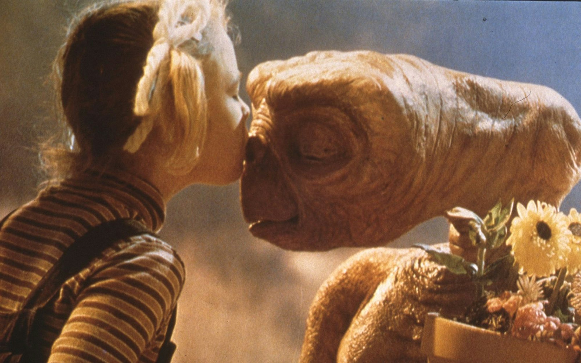 Eine der schönsten Abschiedsszenen der Filmgeschichte: Als „E.T.“ in die Heimat zurück will, drückt Drew Barrymore ihm einen Schmatzer auf die Aliennase - und jedem, der kein Herz aus Stein hat, kräftig auf die Tränendrüse. Was wurde aus ihr und den anderen Darstellern des Klassikers? (Bild: Universal)