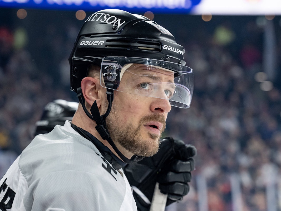 Moritz Müller schaut aufs Eis.