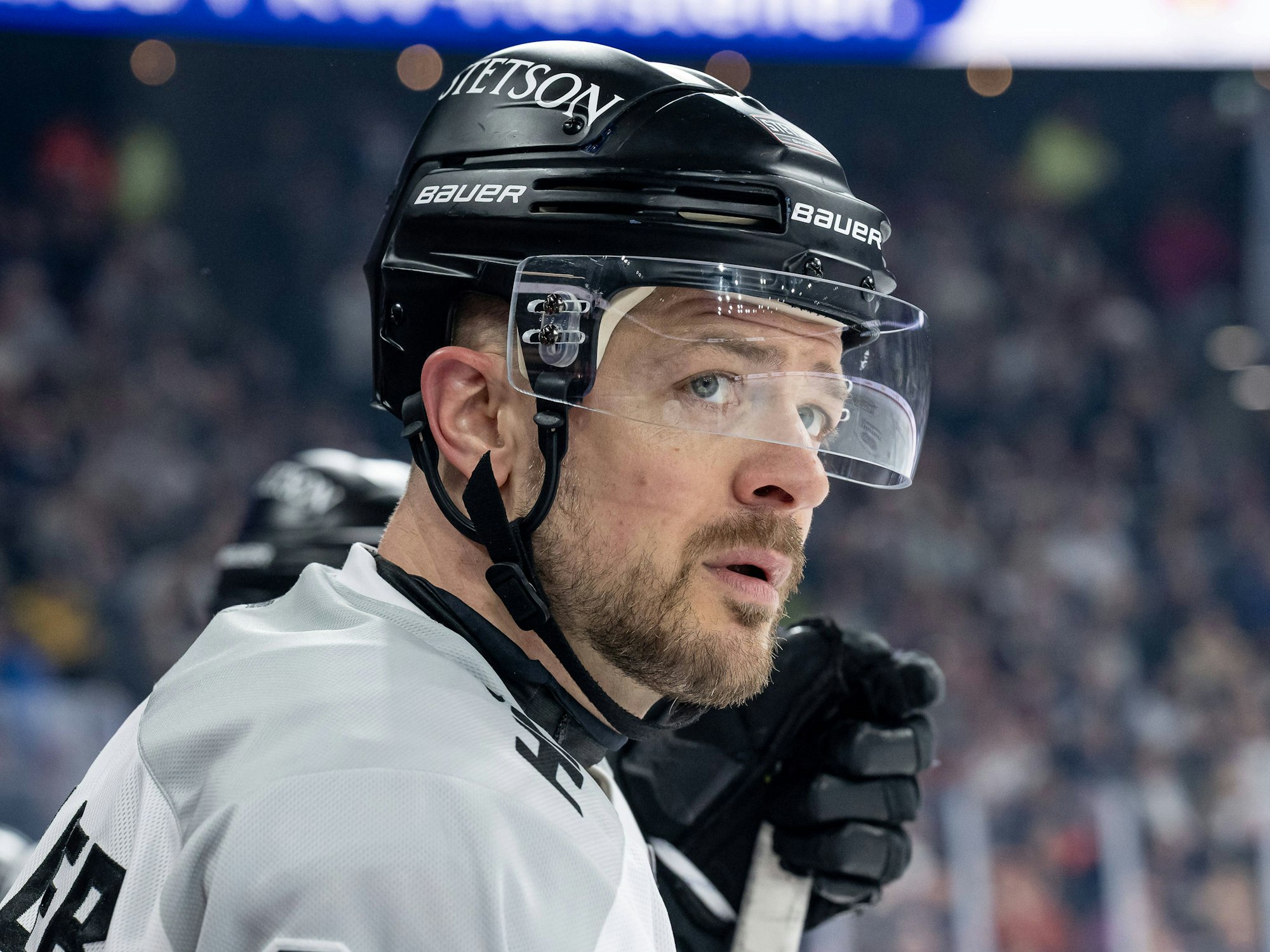 Moritz Müller schaut aufs Eis.