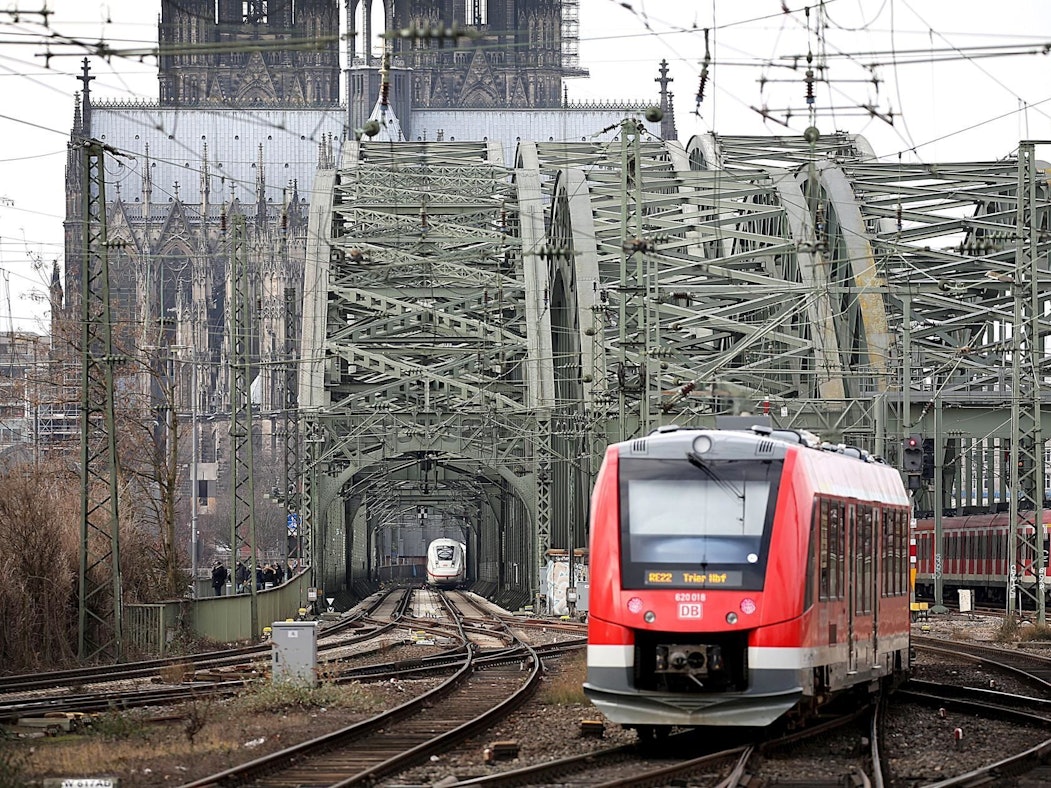 Züge fahren über die Hohenzollernbrücke in den Kölner Hauptbahnhof (Archivfoto).