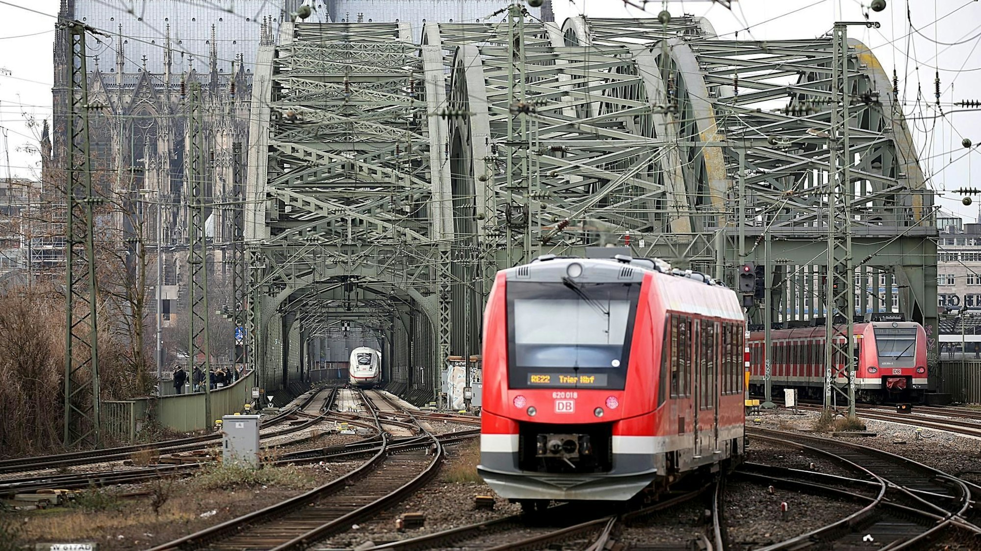 Züge fahren über die Hohenzollernbrücke in den Kölner Hauptbahnhof (Archivfoto).