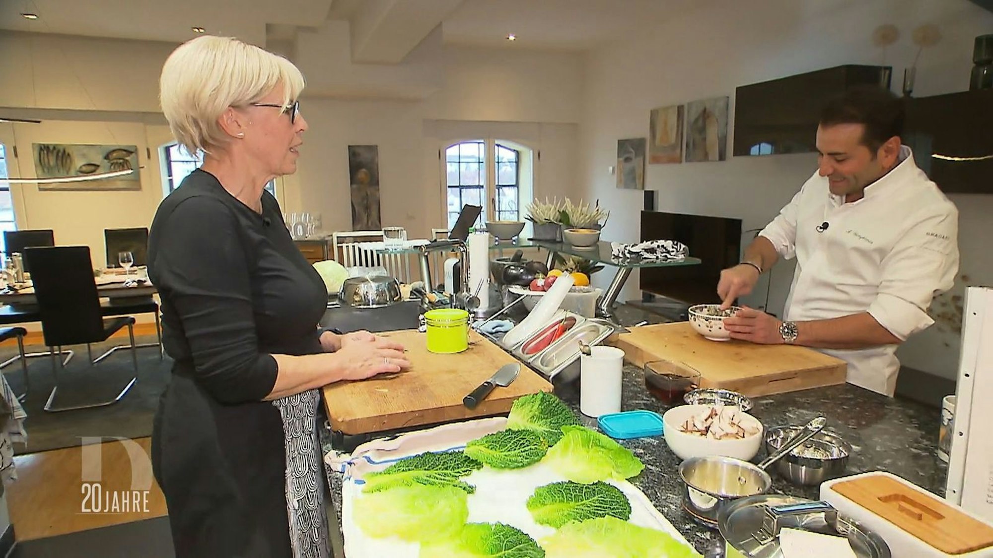 Ali Güngörmüş darf Katrin gerne zuarbeiten, seine Tipps merkt sie sich jedoch lieber fürs nächste Mal.
(Bild: RTL)