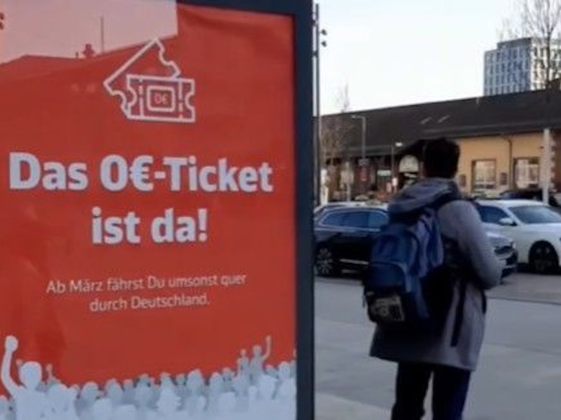 Ein Fake-Plakat zu einem angeblichen 0-Euro-Ticket hängt an einer Haltestelle.