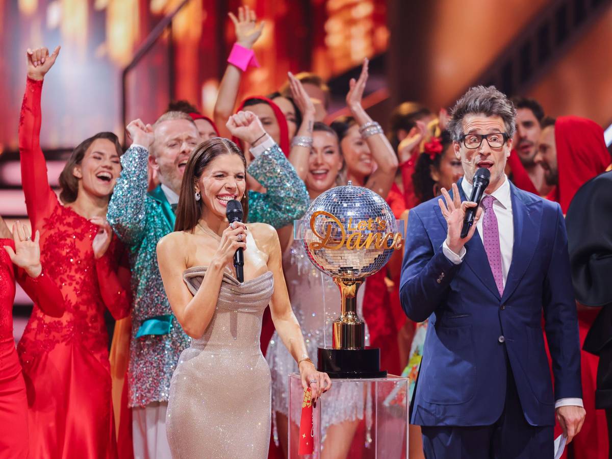 Daniel Hartwich und Victoria Swarovski mit Pokal