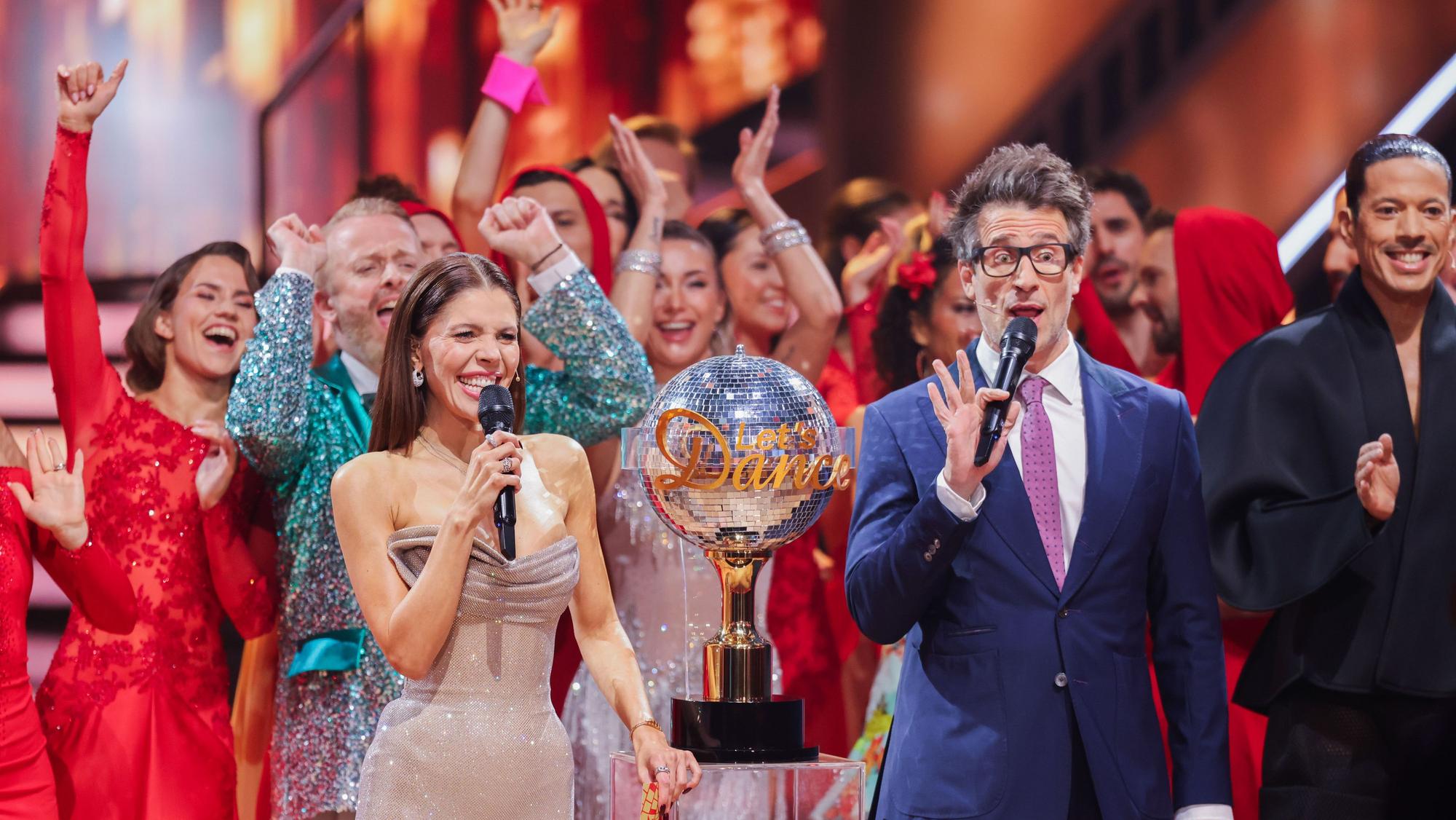 Daniel Hartwich und Victoria Swarovski mit Pokal
