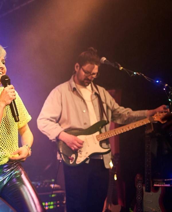 Die Musikerin Charly Klauser beim Konzert auf der Bühne.