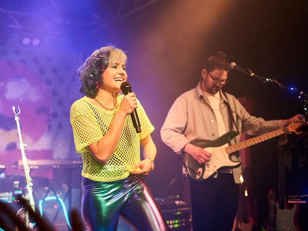 Die Musikerin Charly Klauser beim Konzert auf der Bühne.
