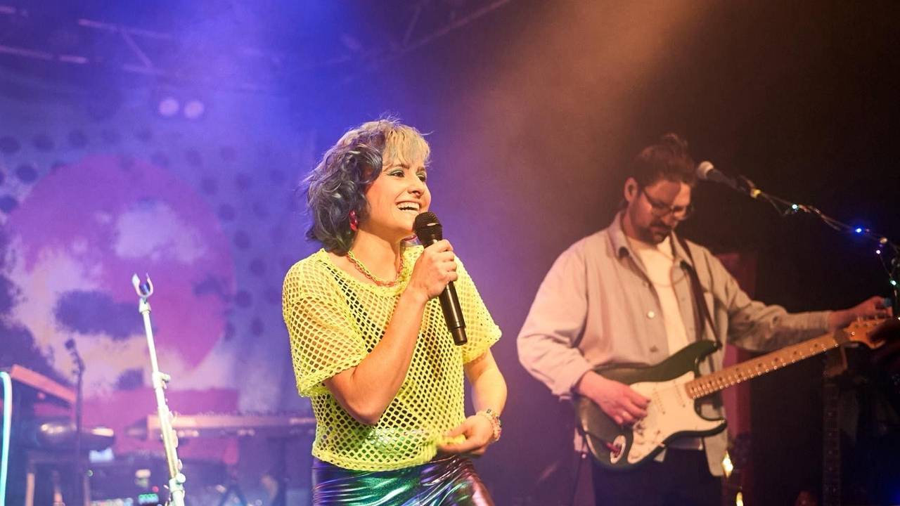 Die Musikerin Charly Klauser beim Konzert auf der Bühne.