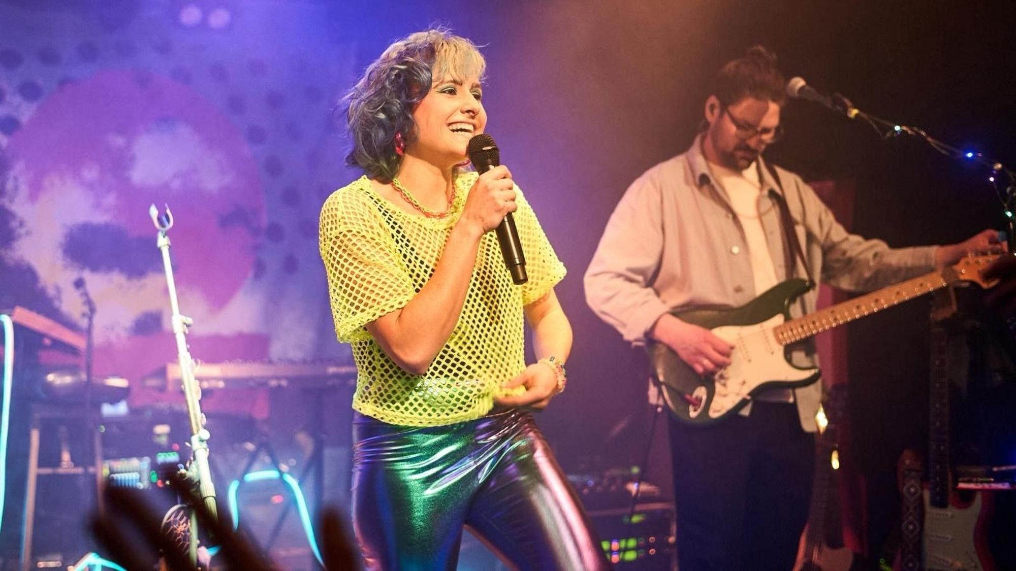 Die Musikerin Charly Klauser beim Konzert auf der Bühne.