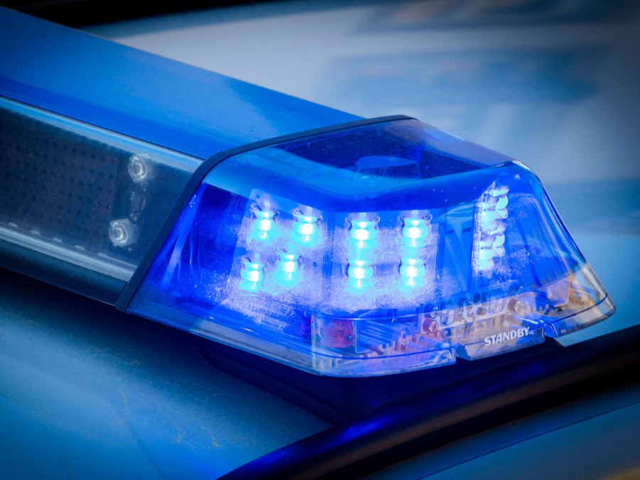 Leuchtender Blaulichtbalken eines Polizeiautos