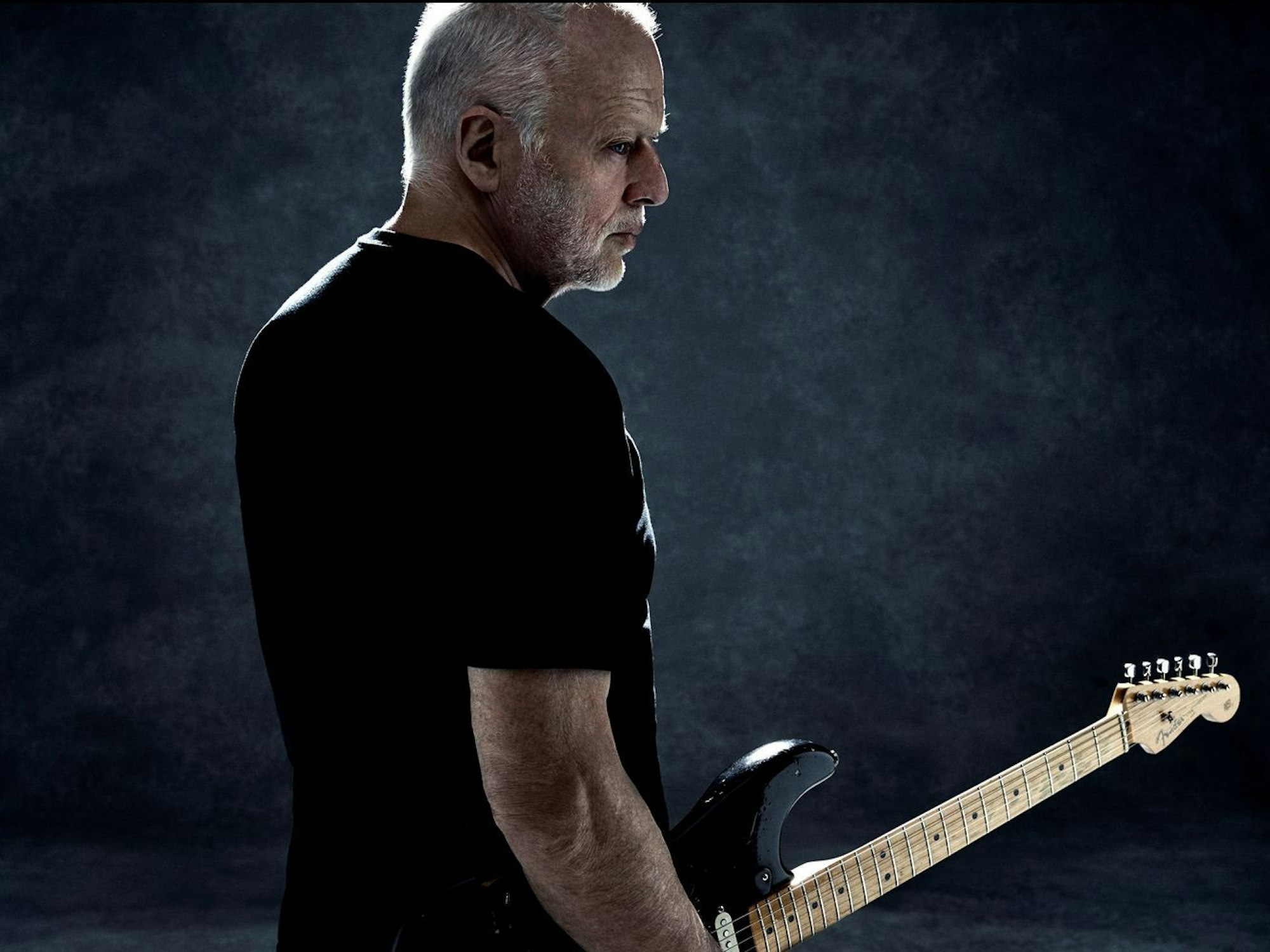 David Gilmore ist nicht nur ein begnadeter Gitarrist, sondern auch ein leidenschaftlicher Gitarrensammler. Von seiner umfangreichen Sammlung trennte er sich 2019 dennoch - für einen guten Zweck. (Bild: Sony / Kevin Westenberg)