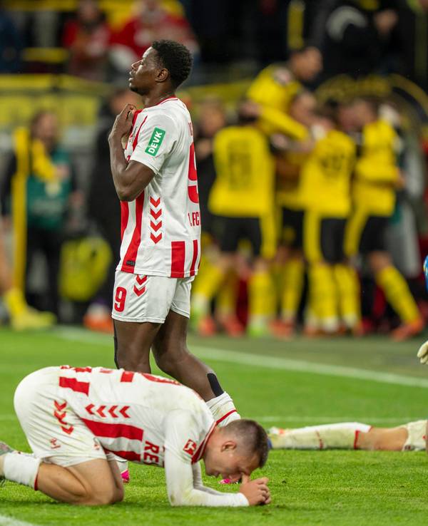 Die FC-Spieler sind nach dem späten Treffer des BVB am Boden.