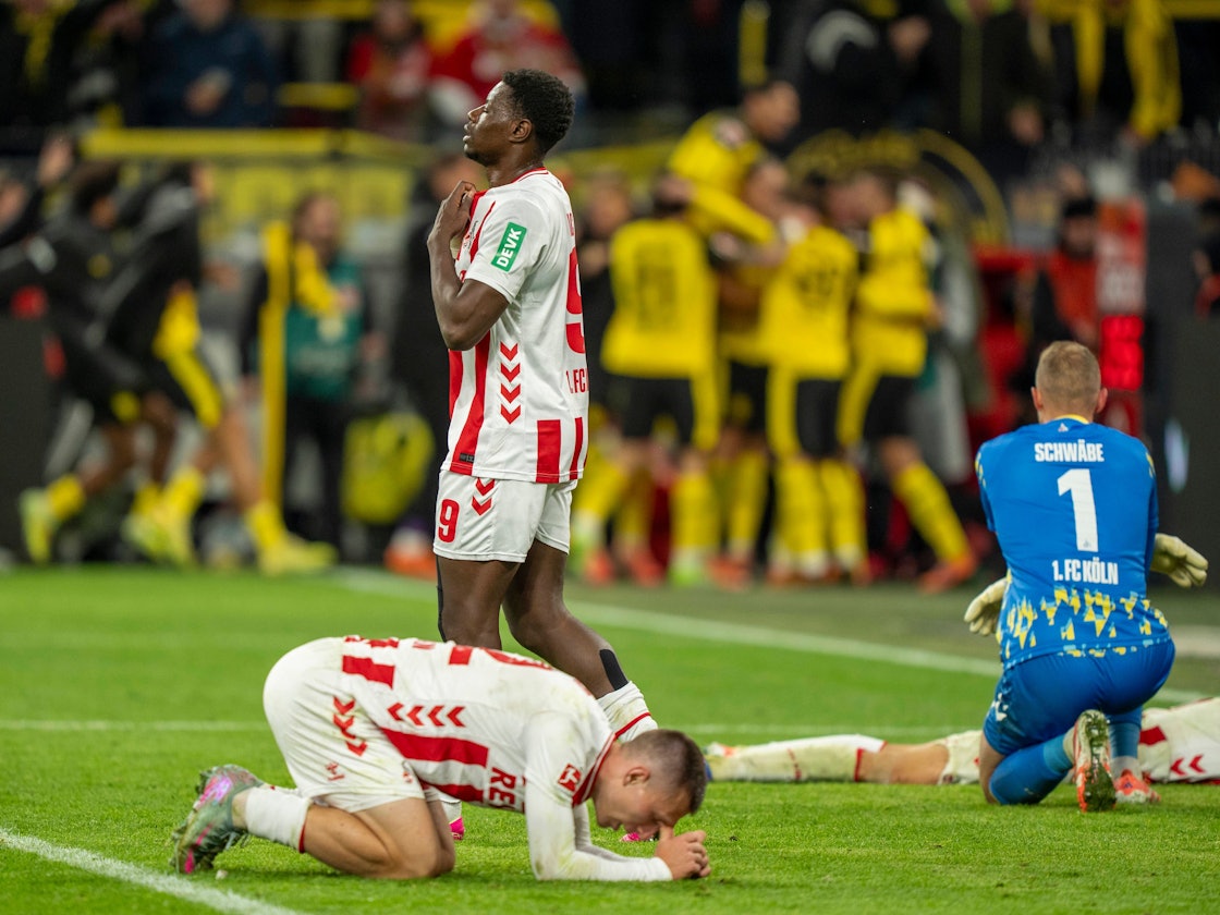 Die FC-Spieler sind nach dem späten Treffer des BVB am Boden.