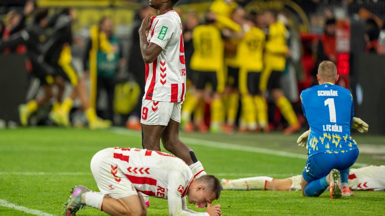 Die FC-Spieler sind nach dem späten Treffer des BVB am Boden.