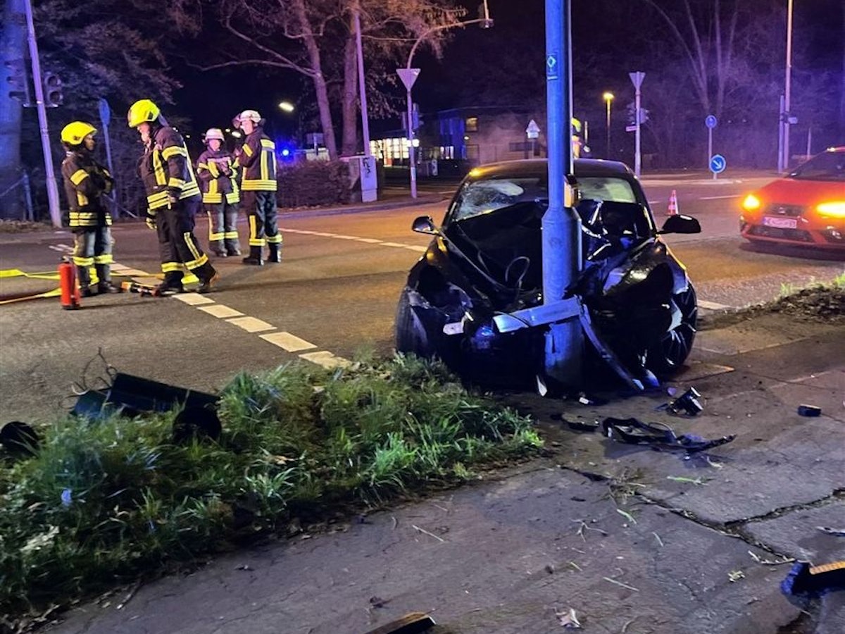 Ein demoliertes Tesla-Wrack nach dem Unfall in Leichlingen.