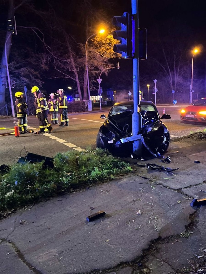 Ein demoliertes Tesla-Wrack nach dem Unfall in Leichlingen.