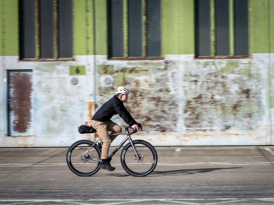 Ein Mann fährt Fahrrad auf dem Tempelhofer Feld