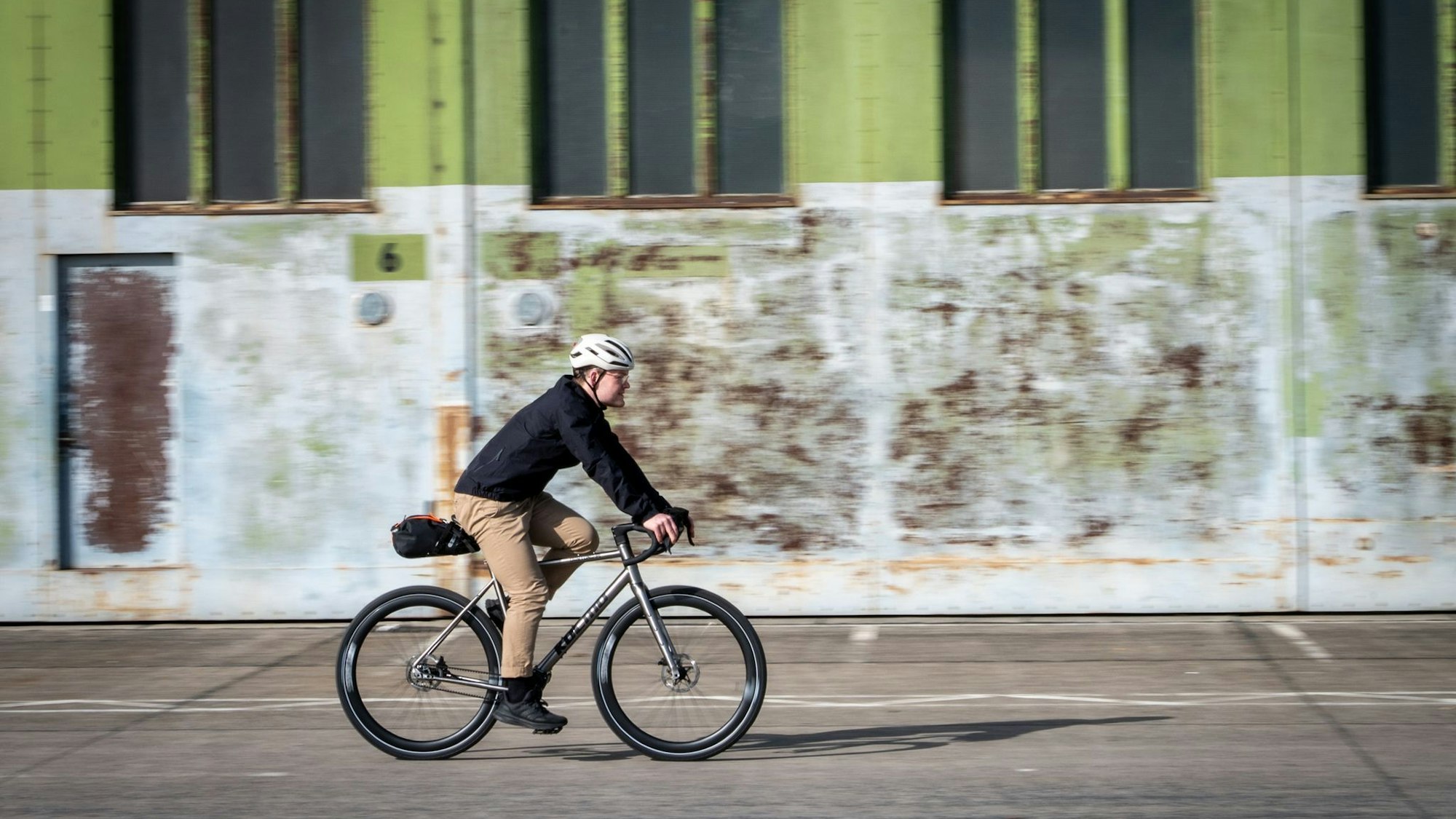 Ein Mann fährt Fahrrad auf dem Tempelhofer Feld