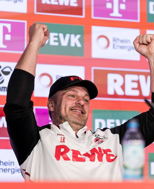 Lukas Kwasniok reckt auf der PK vor dem BVB-Spiel die Fäuste.