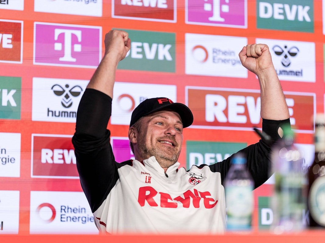 Lukas Kwasniok reckt auf der PK vor dem BVB-Spiel die Fäuste.