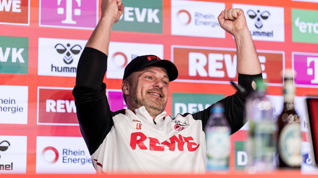 Lukas Kwasniok reckt auf der PK vor dem BVB-Spiel die Fäuste.