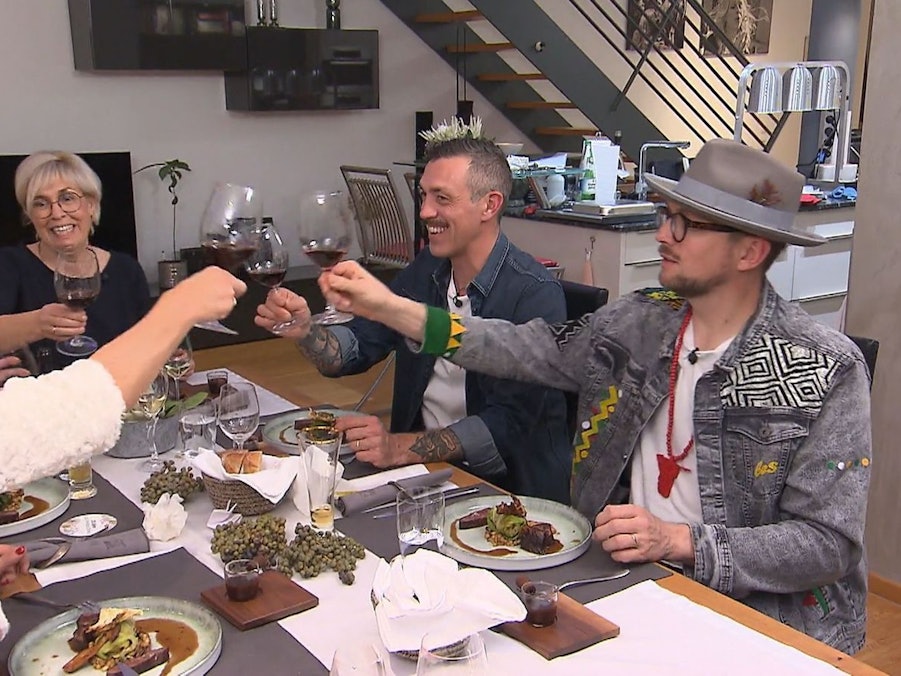 Stößchen auf die letzte Hauptspeise in dieser illustren Runde.
(Bild: RTL)