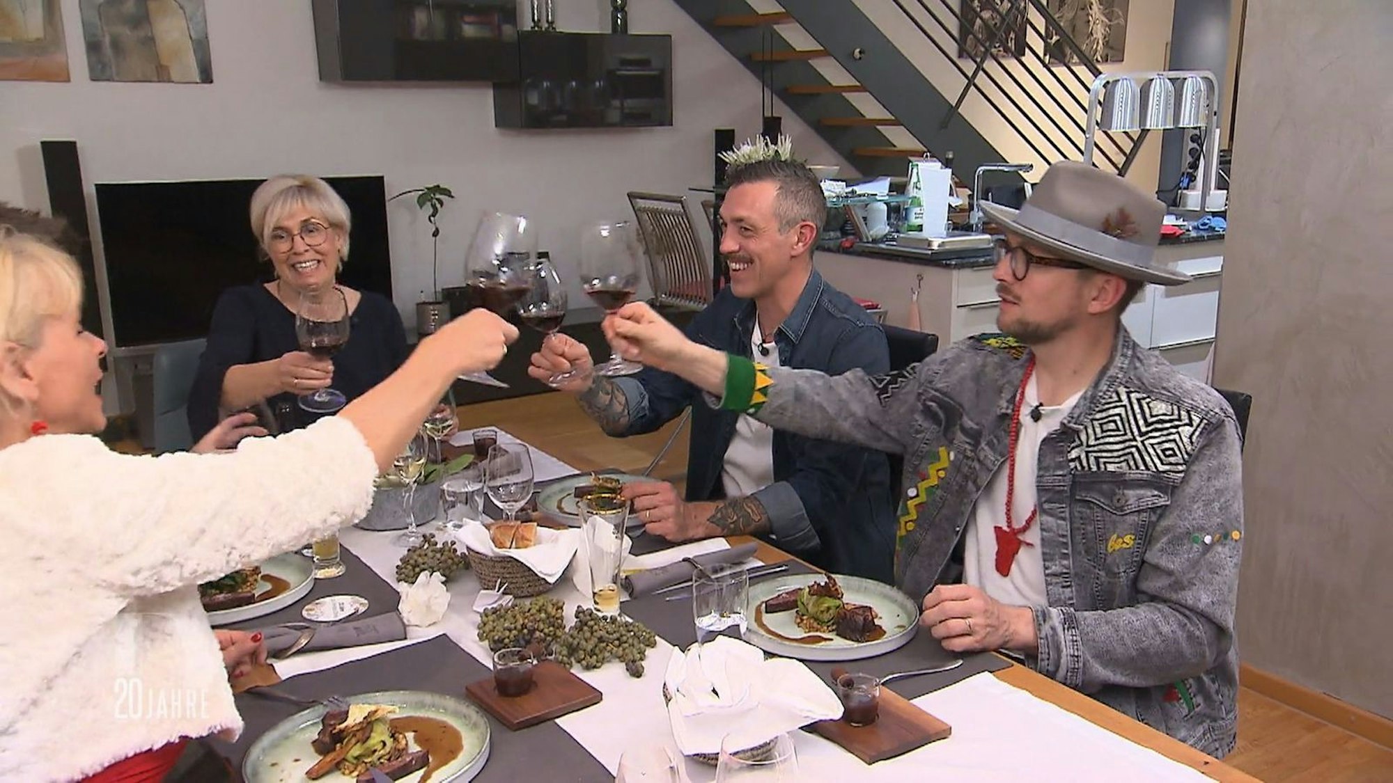 Stößchen auf die letzte Hauptspeise in dieser illustren Runde.
(Bild: RTL)