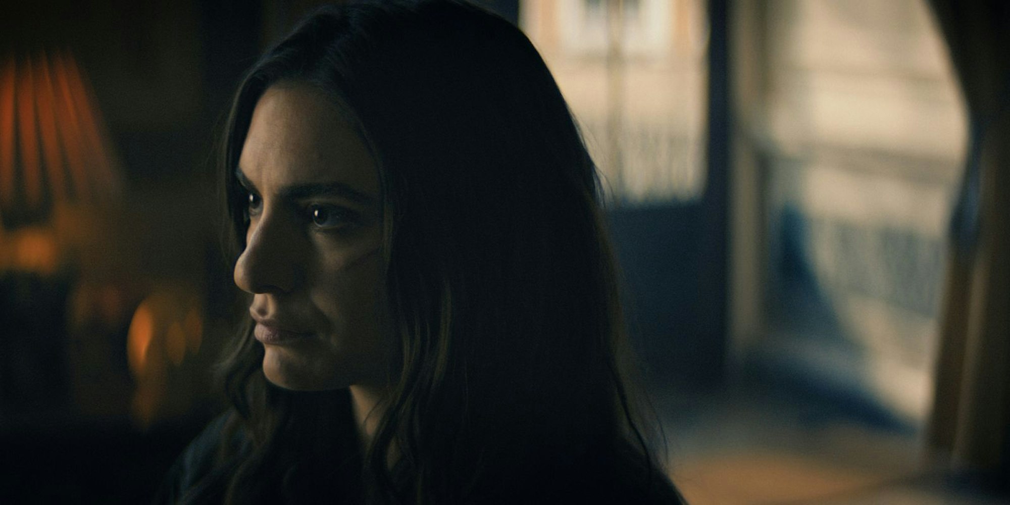 Ist das Ex-Modell Adilah El Idrissi (Yumna Marwan) eine gefährliche IS-Terroristin oder unschuldig? (Bild: ZDF und Copyright 2024, FX. All Rights Reserved)