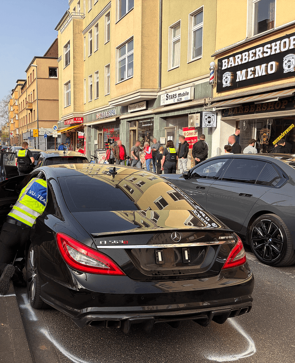 Bei einem Unfall am Freitagmittag (6. März) sind auf der Neusser Straße drei Personen verletzt worden. Vier Fahrzeuge waren beteiligt.