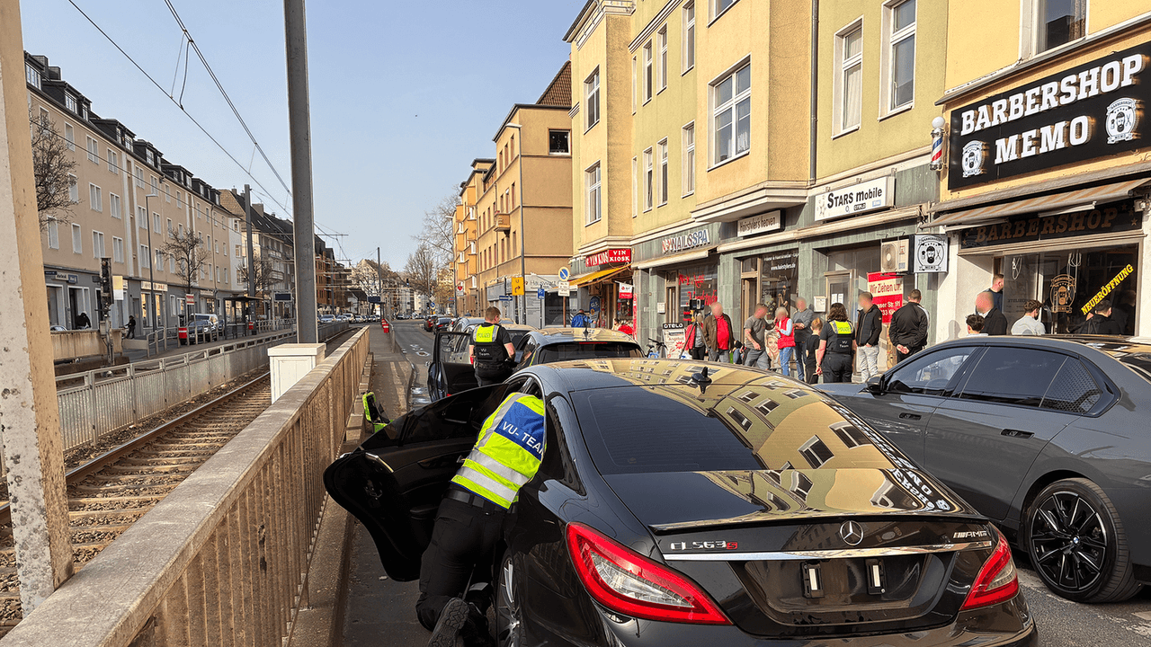 Bei einem Unfall am Freitagmittag (6. März) sind auf der Neusser Straße drei Personen verletzt worden. Vier Fahrzeuge waren beteiligt.