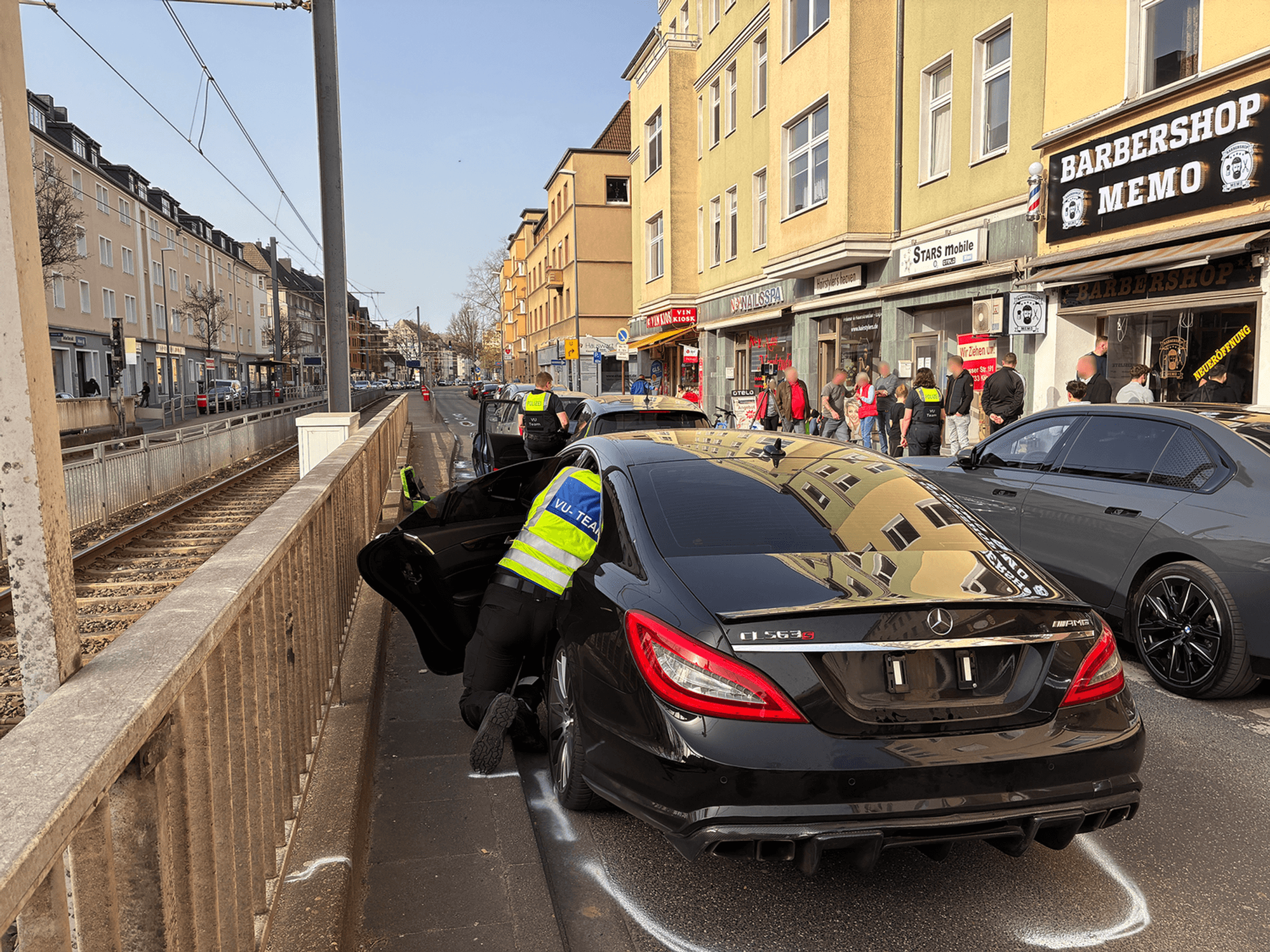 Bei einem Unfall am Freitagmittag (6. März) sind auf der Neusser Straße drei Personen verletzt worden. Vier Fahrzeuge waren beteiligt.