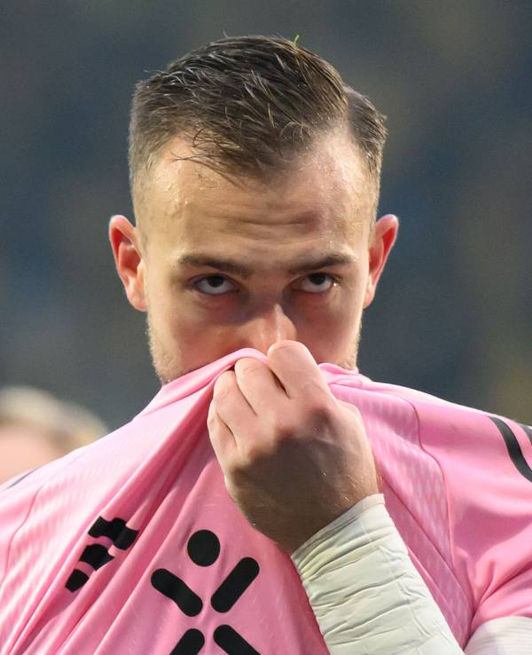 Florian Kastenmeier zieht sich sein Trikot über sein Gesicht.