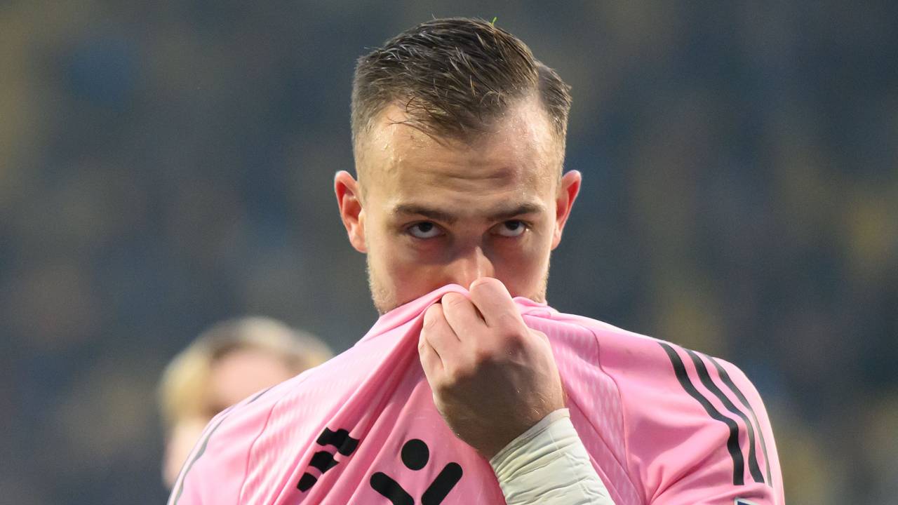 Florian Kastenmeier zieht sich sein Trikot über sein Gesicht.