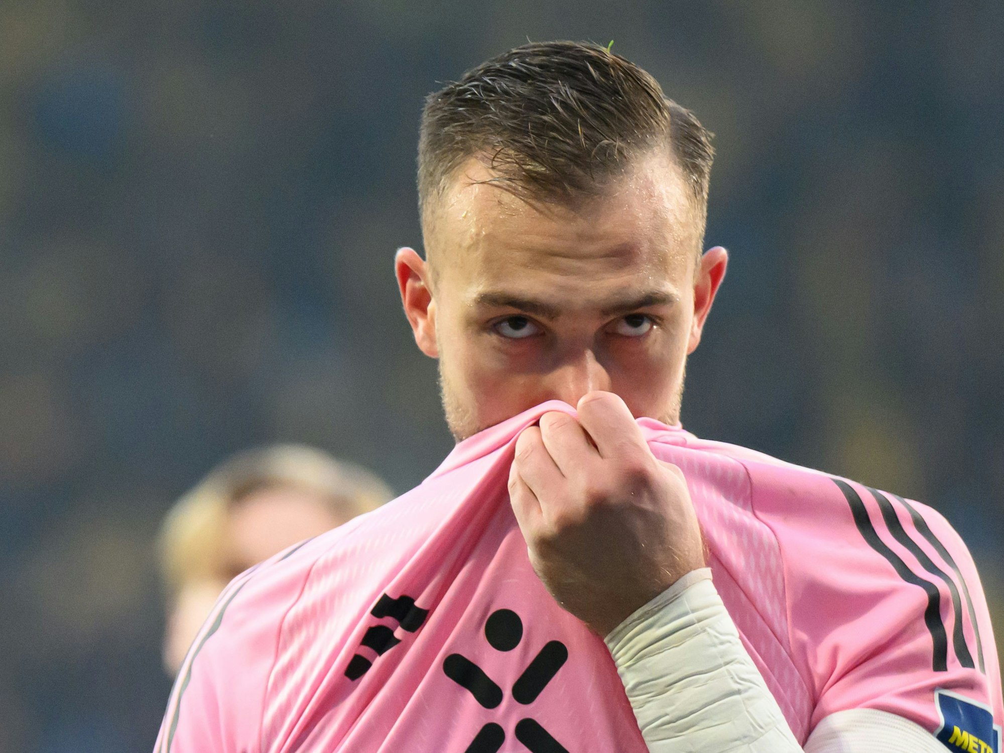 Florian Kastenmeier zieht sich sein Trikot über sein Gesicht.