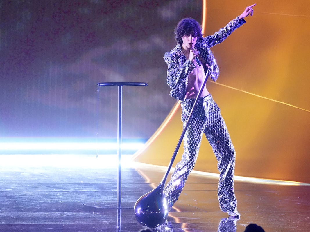 Sombr singt während der Grammy-Awards auf der Bühne.