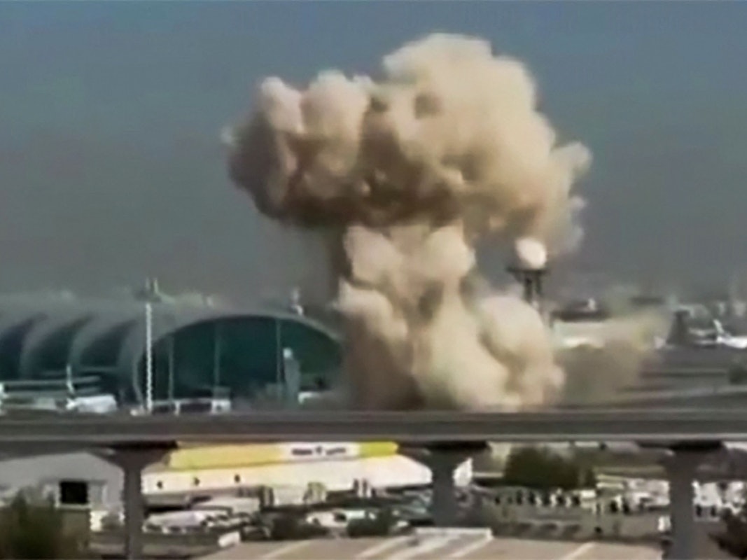 An einem Flughafengebäude steigt Rauch auf.