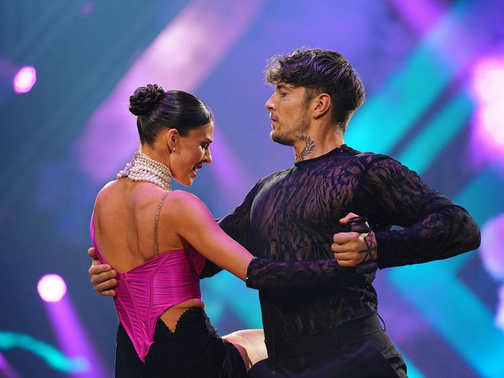Willi Whey und Patricija Ionel tanzten zu „Closer“ von Ne-Yo.
(Bild: RTL / Stefan Gregorowius)