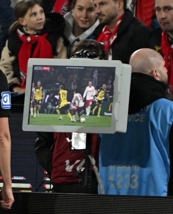 Schiedsrichter Daniel Siebert korrigierte auf Rote Karte gegen Jahmai Simpson-Pusey (1. FC Köln).