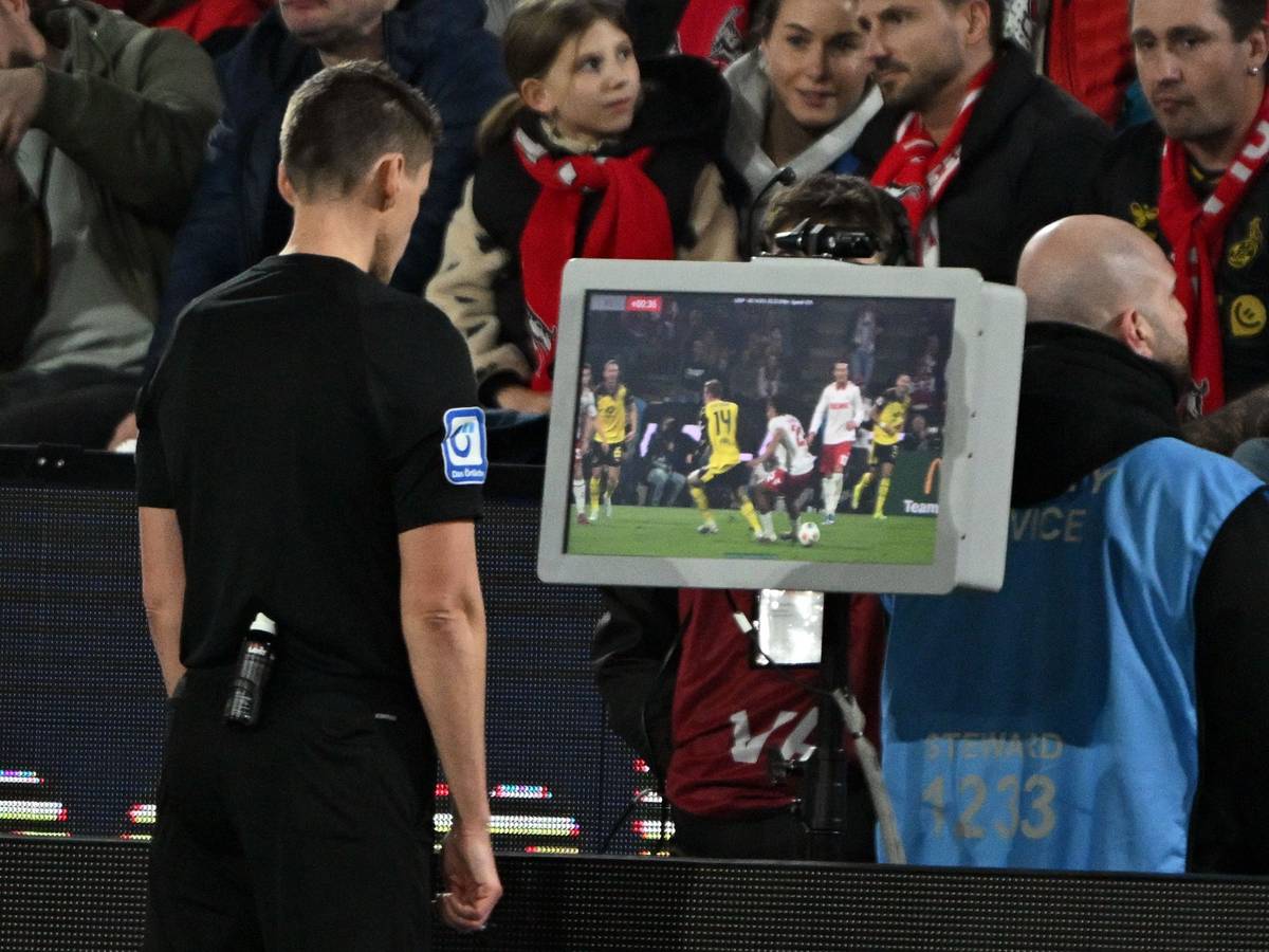 Schiedsrichter Daniel Siebert korrigierte auf Rote Karte gegen Jahmai Simpson-Pusey (1. FC Köln).