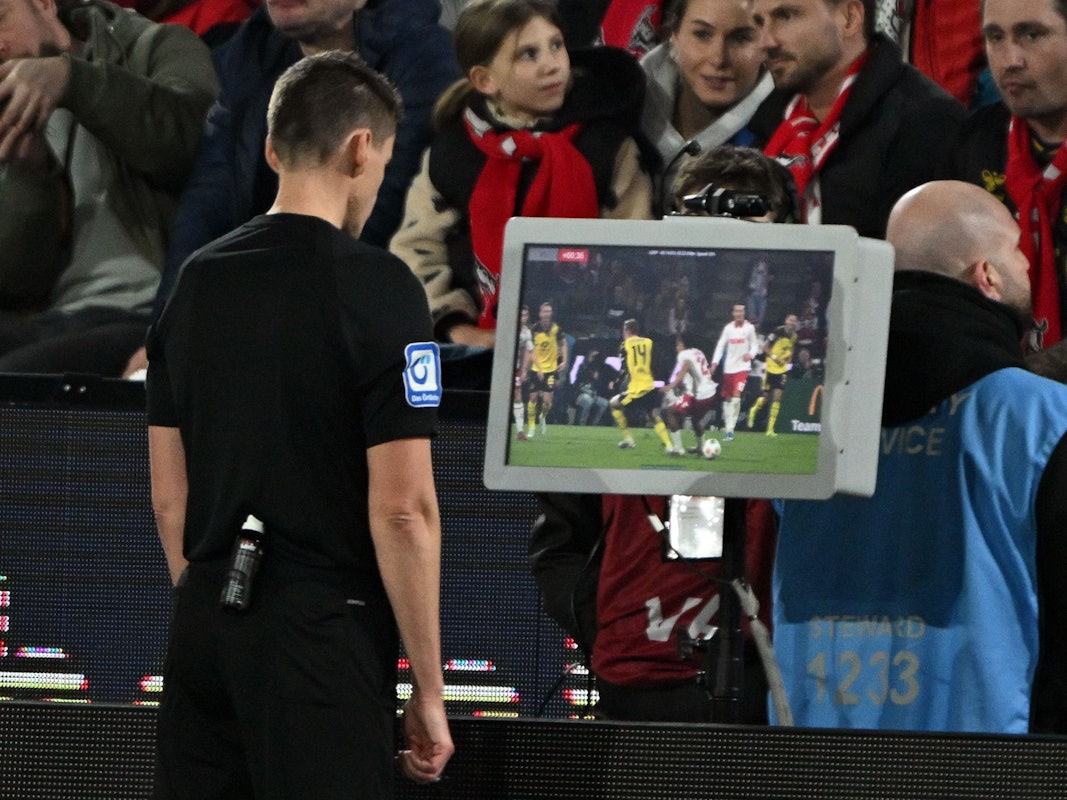 Schiedsrichter Daniel Siebert korrigierte auf Rote Karte gegen Jahmai Simpson-Pusey (1. FC Köln).