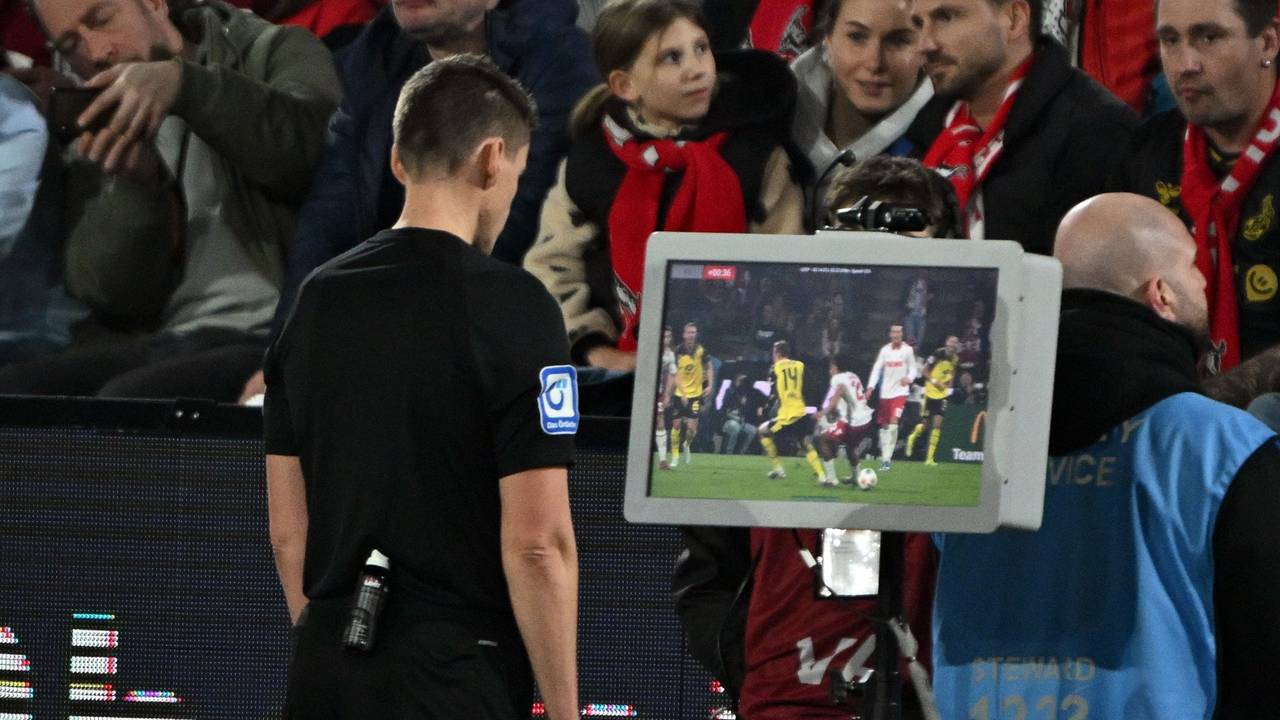 Schiedsrichter Daniel Siebert korrigierte auf Rote Karte gegen Jahmai Simpson-Pusey (1. FC Köln).