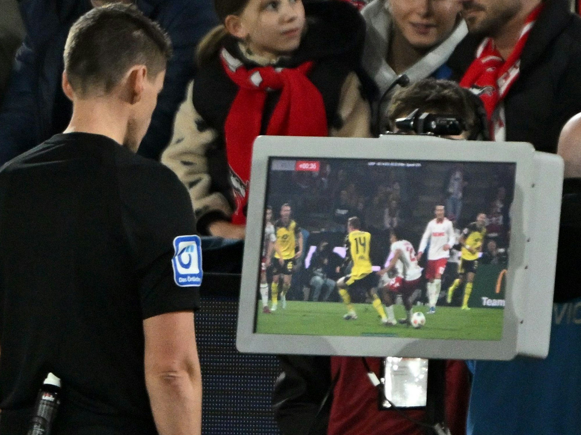 Schiedsrichter Daniel Siebert korrigierte auf Rote Karte gegen Jahmai Simpson-Pusey (1. FC Köln).