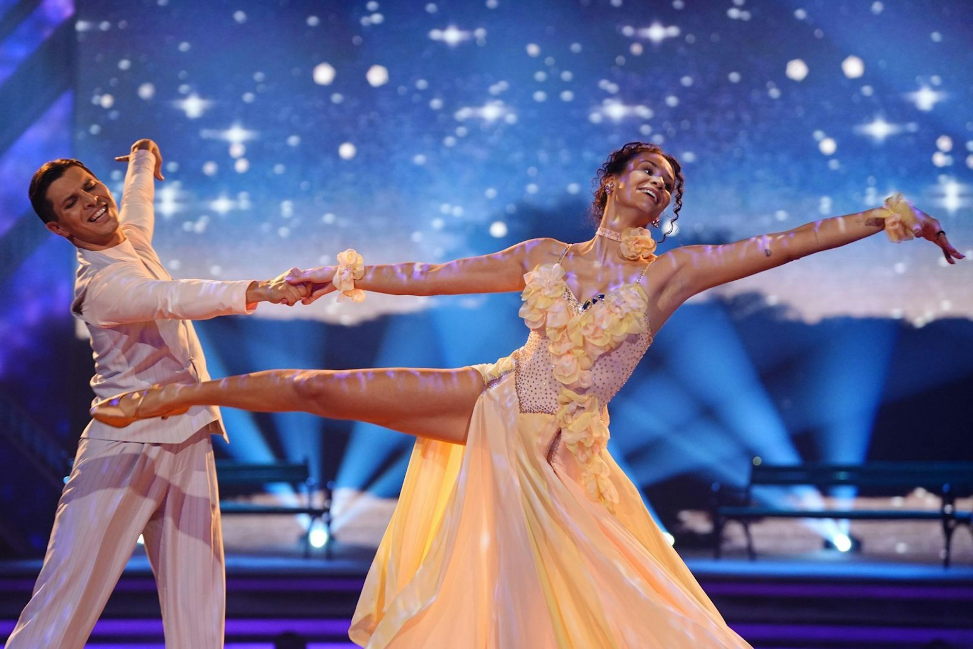 Mit ihrem Tanz sorgen Betty Taube und Alexandru Ionel für einen Gänsehaut-Moment. (Bild: RTL / Stefan Gregorowius)