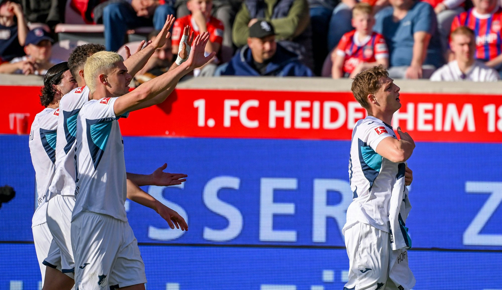 Alexander Prass zeigt ein Trikot Richtung Kurve.