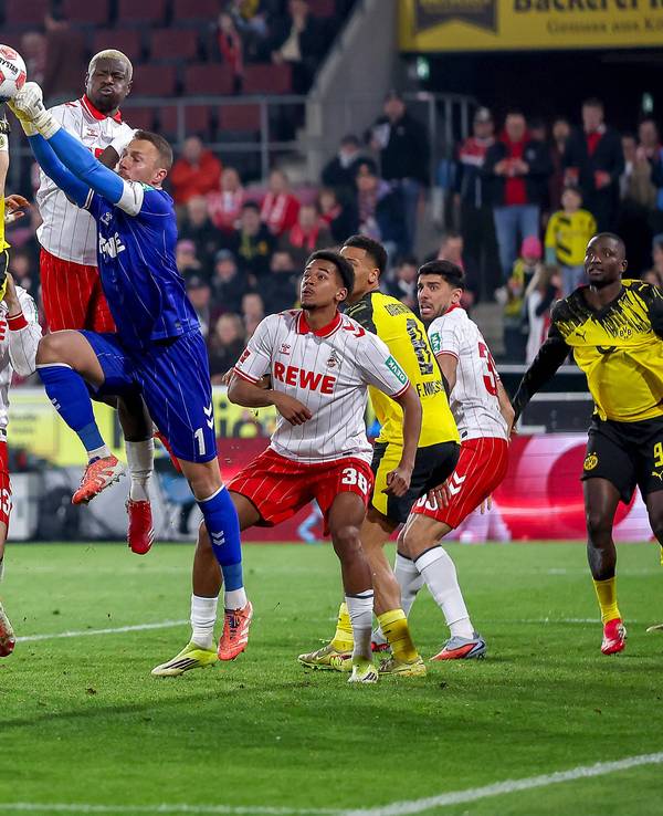 Torwart Marvin Schwäbe (1. FC Köln) verteidigt im Strafraum gegen Maximilian Beier und Nico Schlotterbeck (Borussia Dortmund).