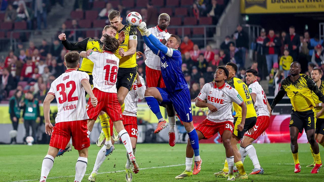Torwart Marvin Schwäbe (1. FC Köln) verteidigt im Strafraum gegen Maximilian Beier und Nico Schlotterbeck (Borussia Dortmund).